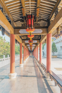 柳州文庙中式连廊里挂着红灯笼
