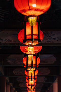 柳州文庙一列亮灯的中国灯笼