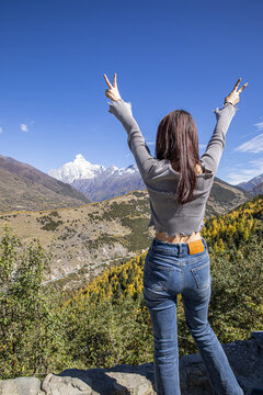 川西四姑娘山与美女背景