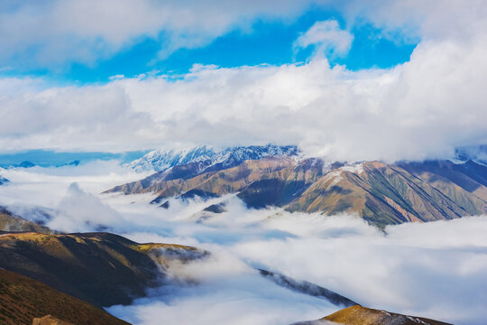 中国西藏格聂神山和云海美景