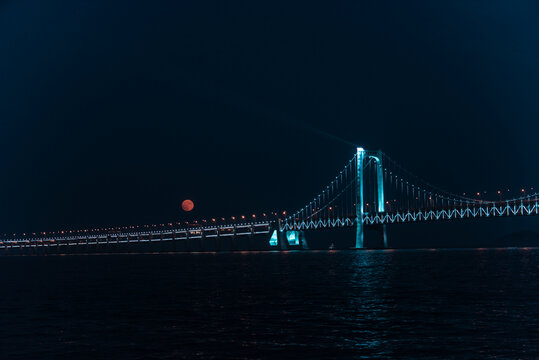 海上超级月亮和跨海大桥