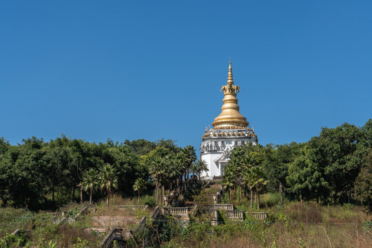 废弃的佛教建筑和佛像