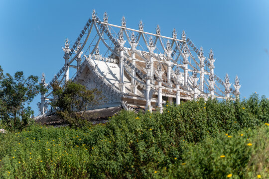 废弃的佛教建筑和佛像