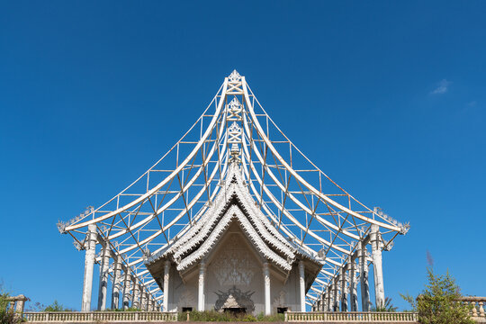 废弃的佛教建筑和佛像