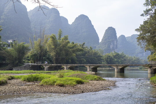 山峰河流桥梁