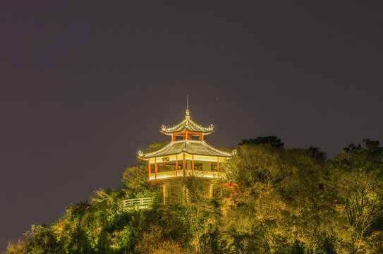 山上凉亭夜景