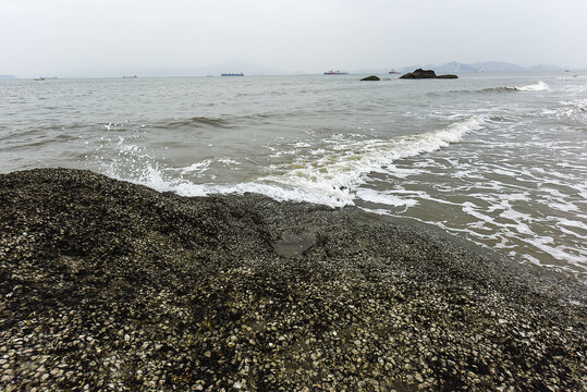 海边浪花和礁石