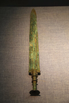 战国中山墓铜剑