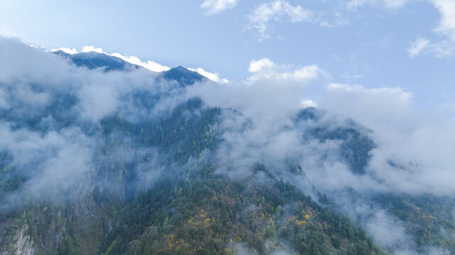 云雾绕山间