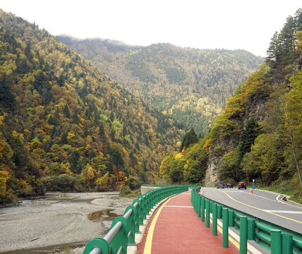 奶子沟彩林景区国道边赏景步道