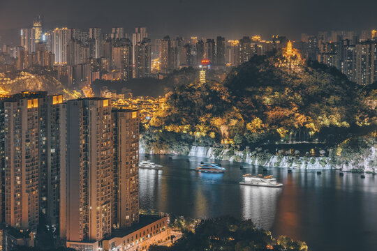 柳州蟠龙山瀑布与柳江游船夜景