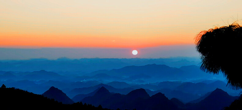 夕阳下的山川