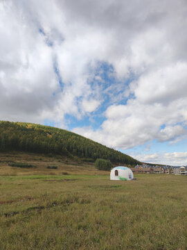 草原山坡蒙古包