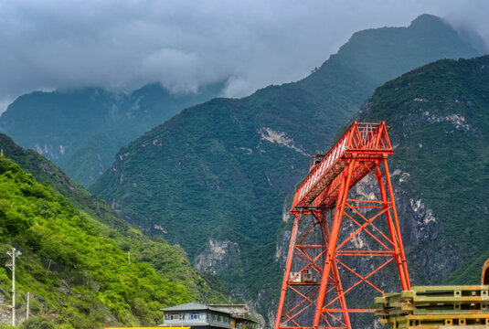 大山里的龙门架