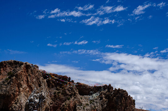 西藏纳木措的高山蓝天白云