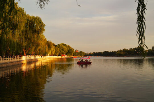 北京什刹海公园湖景