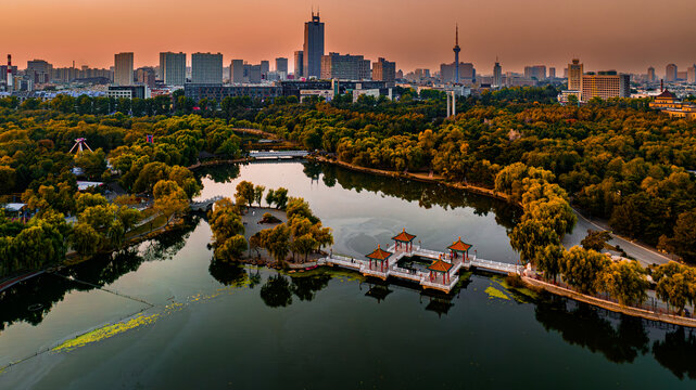 长春南湖公园建筑与湖泊风景