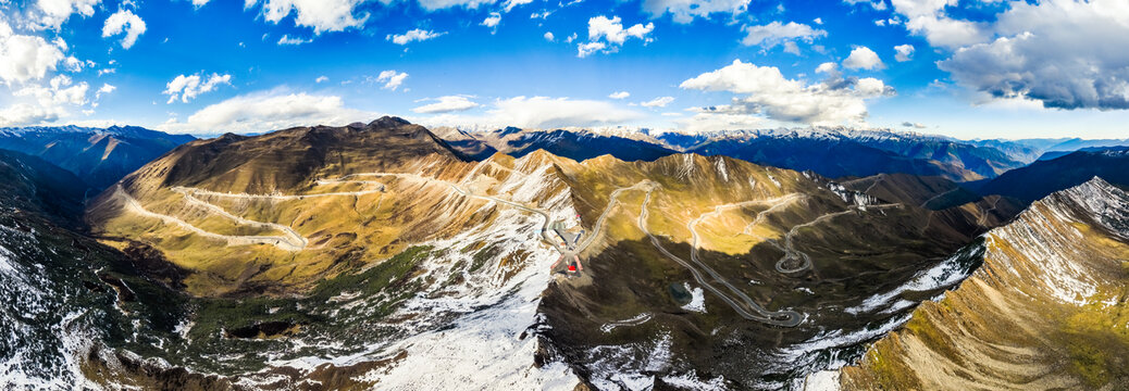 国道351穿越夹金山全景