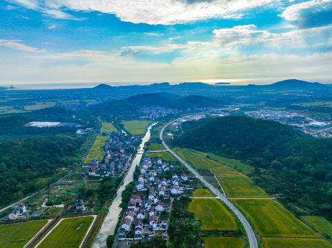 秋日的田园公路与乡村风光