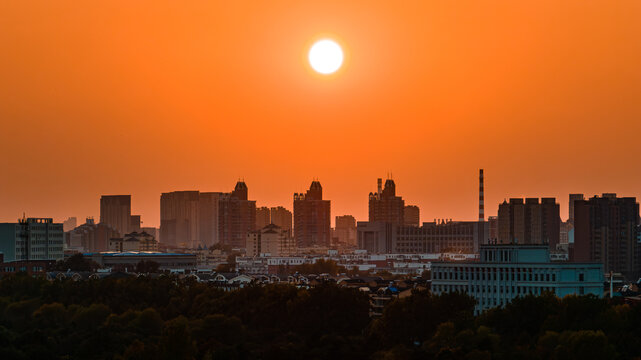 落日下的中国长春市城区风景