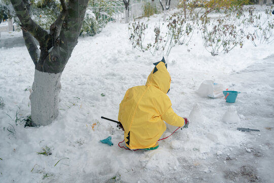 下雪天孩童玩雪