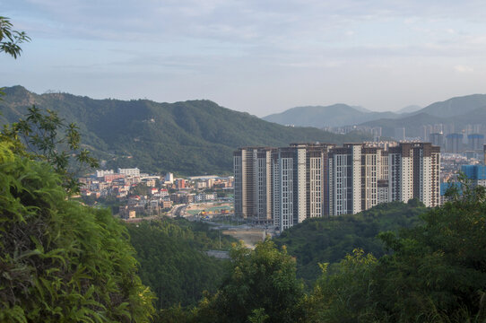 山地里的乡镇楼房