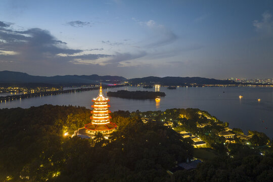 杭州西湖雷峰塔夜景