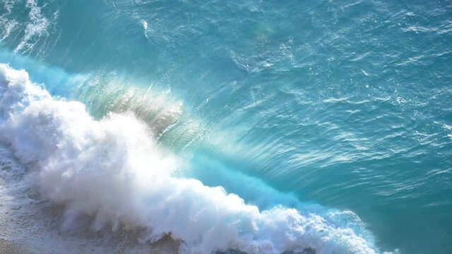 实拍海浪翻滚沙滩自然景观