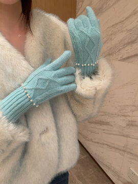 浅蓝色保暖手套