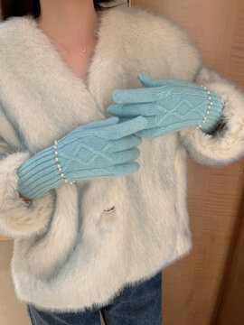 浅蓝色保暖手套
