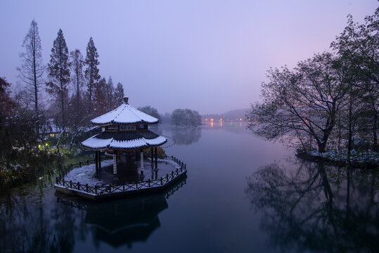 浙江杭州茅家埠雪景夜景