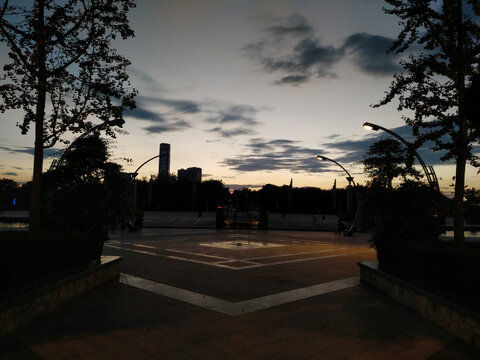 广场夕阳