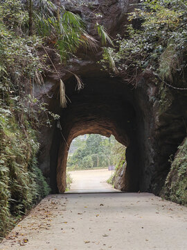 岩石山洞