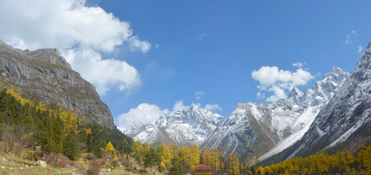 毕棚沟彩林及将军峰雪山