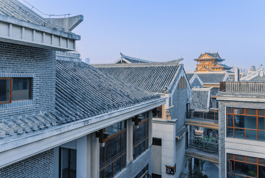 蓝天下的柳州窑埠古镇建筑屋顶