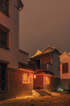 柳州窑埠古镇挂着红灯笼的房子