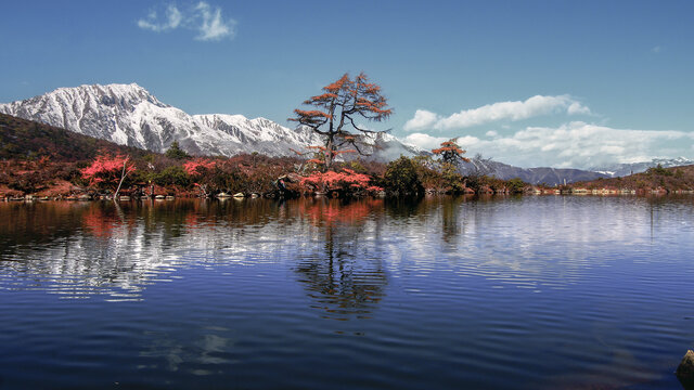 雪山湖泊