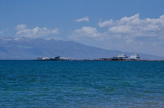 青海湖湖面上的游艇