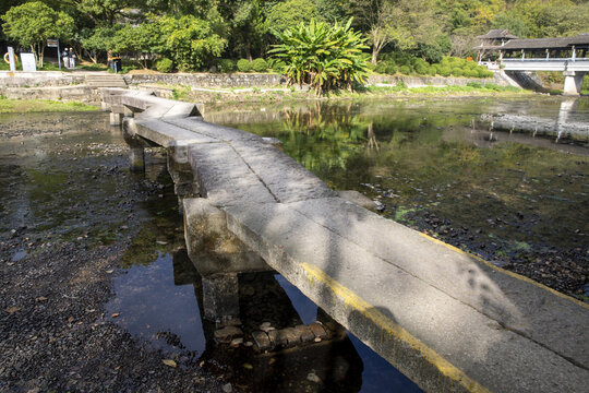 石板桥面