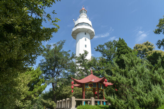 烟台山公园灯塔和亭子