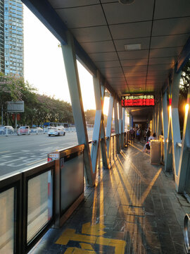 夕阳下的公交车站