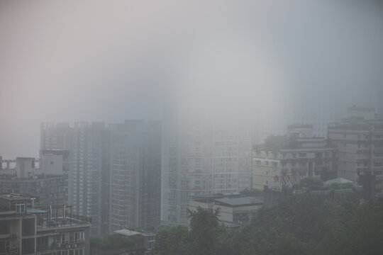 云雾中的重庆建筑