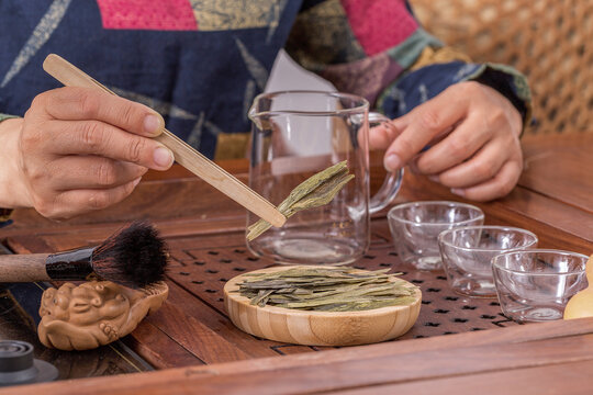 泡茶师泡大叶茶