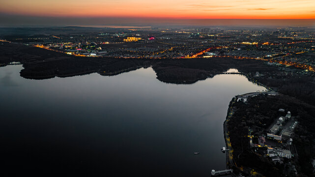 长春净月潭秋季湖泊与建筑夜景