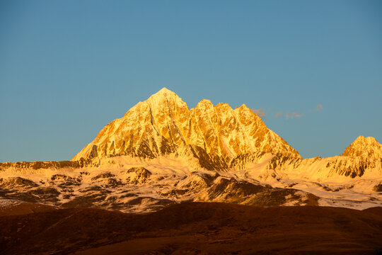 雅拉雪山日照金山