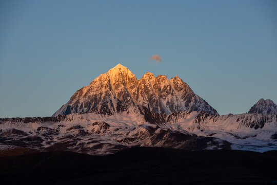 雅拉雪山日照金山