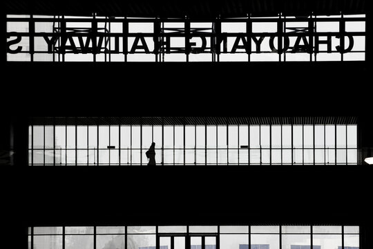 高铁站走过窗前的旅客剪影