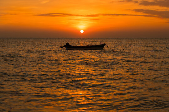 海洋落日海面上漂浮的小木船
