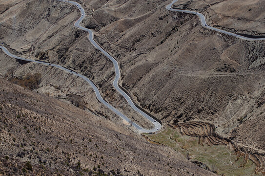 川藏线318国道险峻的盘山路