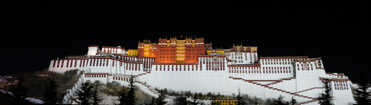 中国西藏拉萨市的布达拉宫夜景